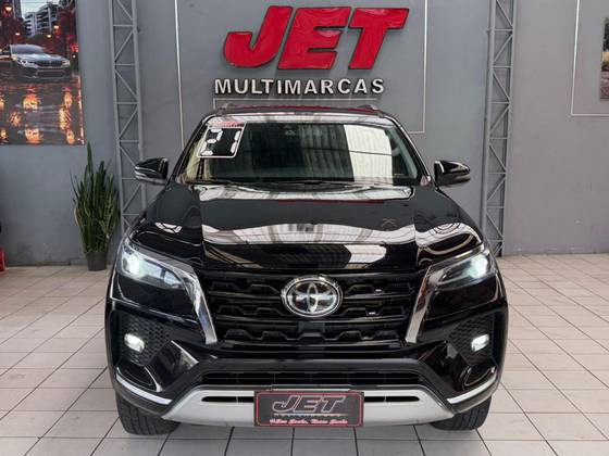 TOYOTA HILUX 2.8 D-4D TURBO DIESEL CD SRX 4X4 AUTOMÁTICO